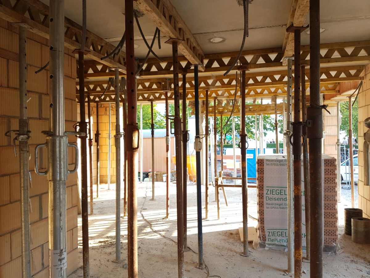 Die Decke über dem EG ist verlegt - 02.08.2018 Die Decke über dem EG ist verlegt - 02.08.2018