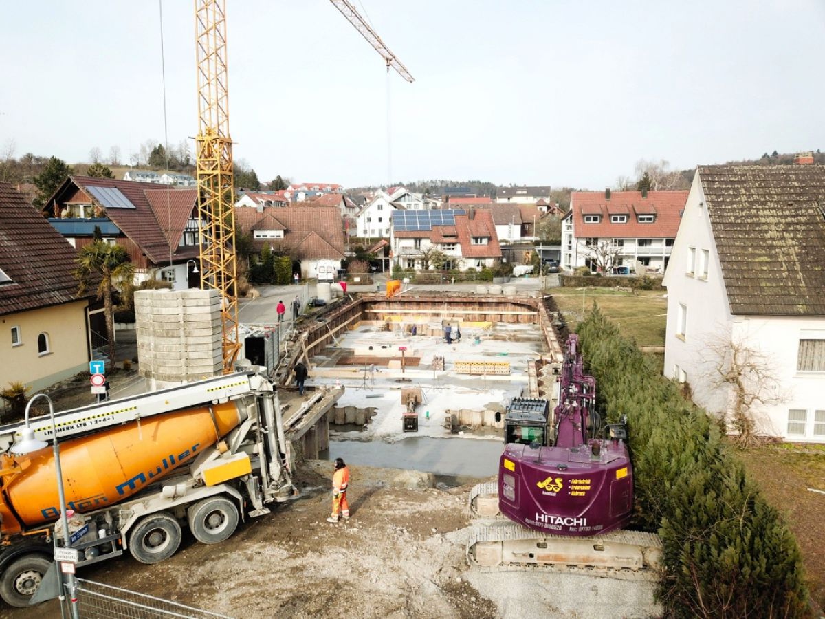 Ausheben und Betonieren der Negativ-Bodenplatte entlang der Spundwände - 05.03.2018 Ausheben und Betonieren der Negativ-Bodenplatte entlang der Spundwände - 05.03.2018