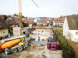 Ausheben und Betonieren der Negativ-Bodenplatte entlang der Spundwände - 05.03.2018 Ausheben und Betonieren der Negativ-Bodenplatte entlang der Spundwände - 05.03.2018