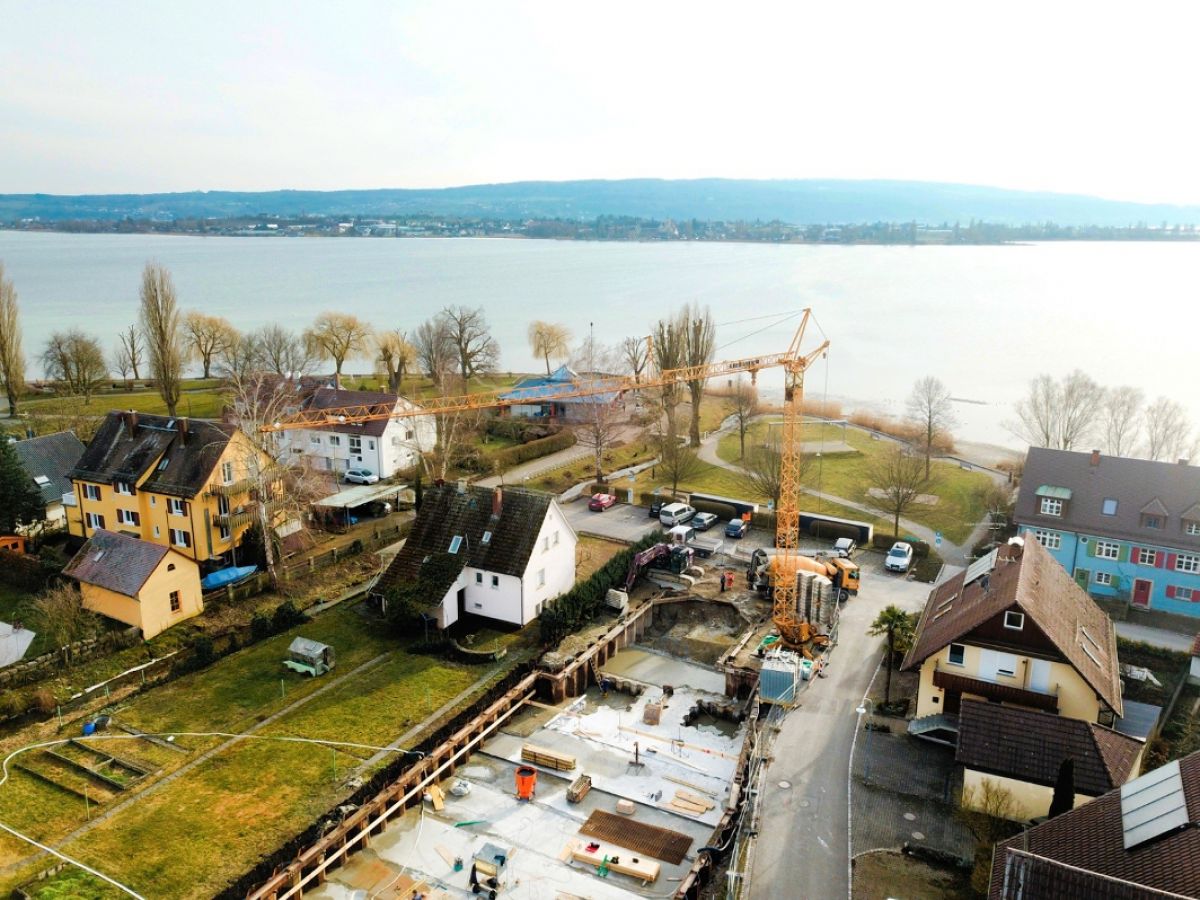 Luftaufnahme der Baugrube, Blickrichtung: Bodensee und Alpen - 05.03.2018 Luftaufnahme der Baugrube, Blickrichtung: Bodensee und Alpen - 05.03.2018