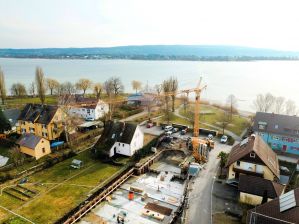 Luftaufnahme der Baugrube, Blickrichtung: Bodensee und Alpen - 05.03.2018 Luftaufnahme der Baugrube, Blickrichtung: Bodensee und Alpen - 05.03.2018